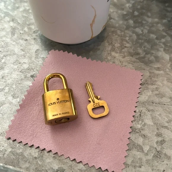 LV Lock & Key 320 - Picture 3 of 8